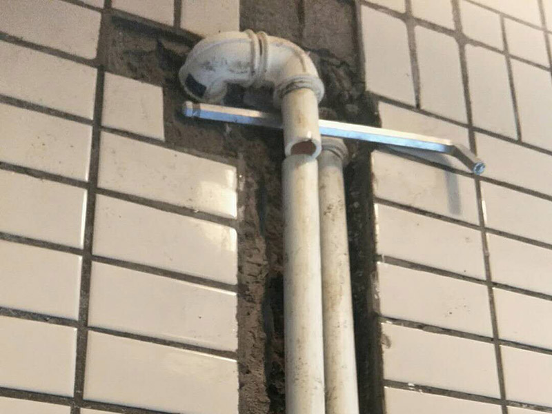 水管維修改造：　1、開槽。先彈線，再開槽，管路開槽按照要求必須是平行線和垂直線。對于平行走線的管路一律控制在60-90厘米高，如果安裝了水龍頭的管路記得要能夠垂直。
2、安裝。管道分為冷水管和熱水管，暗藏管道要杜絕使用鍍鋅鐵管。可以通過施工人員和業主商量水域和使用功能，安排水電師傅排放安裝好的所有水龍頭和用水位置。要是沒有完整圖紙的和業主溝通增加現場定位水路使用功能。
3、檢驗。一定要對管道進行檢查，關系到以后水路安全問題，我們可以通過試壓方法做管道檢查，試壓是管道檢查滲漏的方法之一，可以先堵頭將所有內絲堵死。用壓力表打壓(家裝一般6--8kg)試水。打壓之后檢查所有管道所有接頭。
　4、防水。水路管道裝好之后，用水泥沙子混合封好衛生間的線槽，等線槽和地面干后，再次清洗地面和墻面，墻地面水分干了就可以做防水，墻面防水最好在80cm以上高。要是廚房墻背面有家具的墻面，必須做滿墻，才能帶來好的防潮效果。
5、電路開槽。和業主商量用電功能和要求之后，和電工師傅交底，彈好平行和垂直開槽。
6、電路布線。對于電路布線家用2.5—6平米以上銅芯線、16mm以上線管。而強弱電線管與暗合要分開。