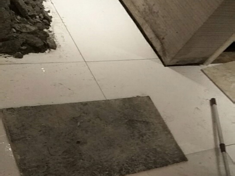 瓷磚重新鋪貼：1、基層處理：把沾在基層上的浮漿、落地灰等用暫子或鋼絲刷清理掉，再用掃帚將浮土清掃干凈。2、找標高：根據水平標準線和設計厚度，在四周墻、柱上彈出面層的上平標高控制線。3、鋪設結合層砂漿：鋪設前應將基底濕潤，并在基底上刷一道素水泥漿或界面結合劑，隨刷隨鋪設攪拌均勻的干硬性水泥砂漿。4、鋪磚：將磚放置在于拌料上，用橡皮錘找平，之后將磚拿起，在干拌料上澆適量素水泥漿，同時在磚背面涂厚度約lnm的素水泥膏，再將磚放置在找過平的干拌料上，用橡皮錘按標高控制線和方正控制線坐平坐正。5、養護：當磚面層鋪貼完24h內應開始澆水養護，養護時間不得小于7d。