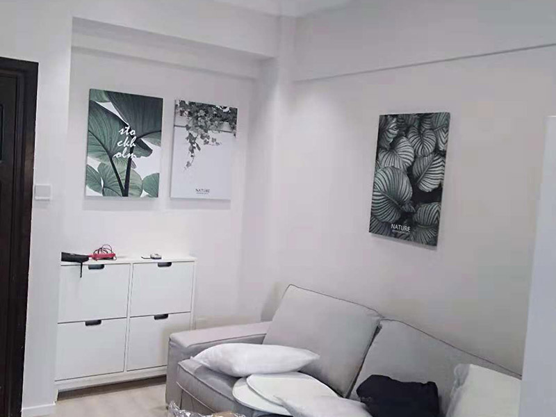 水槽掛畫安裝維修：固定位置——安裝龍頭和進(jìn)水管——水槽放到臺(tái)面上——溢水孔、過(guò)濾網(wǎng)密封——安裝配套掛件——排水試驗(yàn)——封邊——清理 水槽在安裝前一定要先確定好安裝的位置和尺寸，這樣方便我們按照尺寸訂購(gòu)，最好是有水槽平面圖，免得數(shù)據(jù)不精確，導(dǎo)致返工。  另外，水槽安裝牢固以后，不要左右搖晃，很容易留下縫隙，造成松動(dòng)。而且，最應(yīng)該留意的也是連接處縫隙的密封性。  2、安裝龍頭和進(jìn)水管  在安裝水槽前，應(yīng)該先安好水龍頭和進(jìn)水管，另一端的進(jìn)水管，則需要連接到進(jìn)水開關(guān)。 3、水槽放進(jìn)臺(tái)面  水槽放入臺(tái)面后，需要在墻體和臺(tái)面間安裝配套的掛件，但安裝過(guò)程中盡量多注意水槽的密封效果，最好能做好閉水試驗(yàn)  4、溢水孔、過(guò)濾網(wǎng) 溢水口和過(guò)濾網(wǎng)的密封程度，決定日后水槽的使用效果，溢水孔、過(guò)濾網(wǎng)的密封度越高，后期越不容易出問(wèn)題。 5、安裝配套掛件  安裝配套掛件一般被認(rèn)為是水槽安裝的最后一步，一般只有等水槽買到家后，工人才會(huì)根據(jù)水槽大小，進(jìn)行櫥柜臺(tái)面切割，放入臺(tái)面，就需要安裝配套掛件。安裝時(shí)，應(yīng)把每個(gè)空隙都做好填充，以免以后出現(xiàn)漏水問(wèn)題。 6、排水驗(yàn)收  水槽整體安裝完畢后，需要將水槽放滿水，做排水試驗(yàn)，如果出現(xiàn)滲漏，應(yīng)立刻找到問(wèn)題返工修復(fù)。 7、封邊 排水試驗(yàn)確保沒(méi)問(wèn)題后，就可以對(duì)水槽進(jìn)行封邊處理。在用硅膠封邊時(shí)，一定要保證水槽和臺(tái)面連接縫隙均勻，不能出現(xiàn)滲水情況。 8、清理 安裝完成后必須對(duì)水槽進(jìn)行清理，把安裝時(shí)的雜物清理干凈。千萬(wàn)別用水直接沖入下水，很容易引發(fā)堵塞。