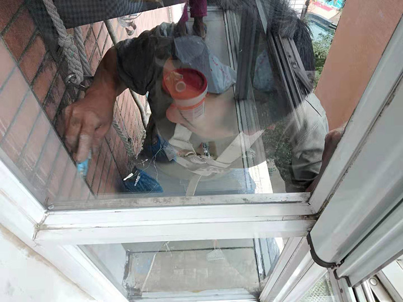 窗戶(hù)打膠刷防水:窗框就位→框固定→填塞縫隙→安五金配件→安玻璃→打膠、清理。當(dāng)門(mén)窗采用預(yù)埋木磚法與墻體連接時(shí)，木磚應(yīng)進(jìn)行防腐處理，窗框與洞口之間的伸縮縫內(nèi)腔應(yīng)采用閉孔泡沫塑料、發(fā)泡聚苯乙燃等彈性材料分層填塞，表面用密封膠密封。