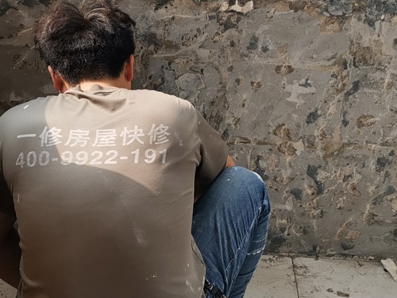 陽臺墻面基層鏟除：第一步：大檢查；鑒別方法是墻面灑水后，用鏟刀刮墻，很難鏟掉的應該是水泥墻面;很容易鏟掉的就是大白粉加膠水的“大白膩子”，由于其易受潮粉化并含有甲醛的工程膠水，需要鏟除。 第二步：封固層處理；首先，清除空鼓，用水浸濕墻面白粉層，鏟掉墻皮。第二，墻面輥刷界面劑清理浮灰，提高附著力。最后，用找平修補砂漿修補空鼓、線槽、孔洞，嵌縫石膏進行溝縫處理。 第三步：厚找平層處理；平整度好的毛坯墻(毛坯房交房規范平整度在±3毫米)就不需要用找平修補砂漿進行厚找平了，直接用耐水膩子或功能型生態膩子進行精找平就可以。 第四步：精找平層處理；厚找平層處理完后，就可以批刮