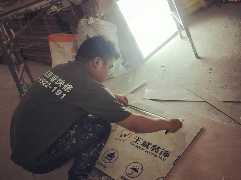 全屋裝修翻新：1、墻面翻新 老房裝修翻新不能隨便的去拆墻體，很多人覺得只有承重墻才不能隨便拆改，其實非承重墻也不可以隨便拆改，雖然是次要的承重，但是它也能起到支撐作用，所以要視情況而定，能不拆的盡量不要去拆。 2、地面翻新 很多業主覺得地板翻新，找個師傅把破壞的地板進行打磨就可以，然后進行打蠟保養就可以了。其實并不是這樣的，有些地板不能翻新，比如：強化復合地板，是不可以翻新，有破壞的地板，需要更換新的。 3、水電改造 水電改造是比較復雜的工程，很多業主覺得實用那么長時間都沒有出問題，然后就覺得不需要改，這是錯誤的想法，水電關系到我們的生命安全。在翻新前要先檢查，然后根據情況進行改造，老房布局很多都是不合理的。使用時間久了容易老化，水電一定要進行整改，因為它是隱蔽工程，避免日后帶來不必要的麻煩。 4、門窗改造 很多人為了節省一些費用，然后就沒有更換門窗，后來你會發現并沒有省下錢。門窗隱患是沒有那么容易看出的，因此要找專業的師傅檢查，然后確定需不需要更換。