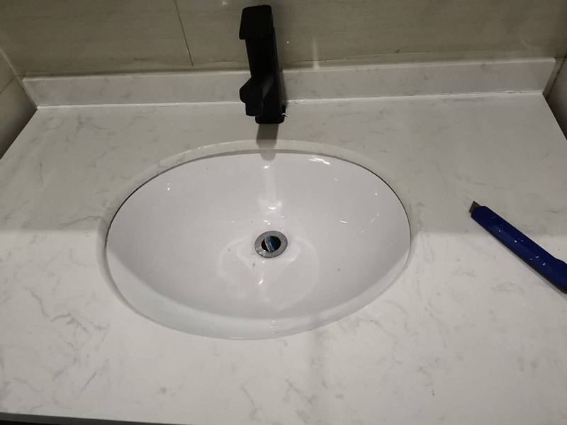 浴室柜安裝：在標注好的位置，用氣鉆打孔先安裝主柜；再安裝洗臉盆，用玻璃膠固定好；再安裝水龍頭，接著就是下水器；安裝鏡子，還有置物架；完成。