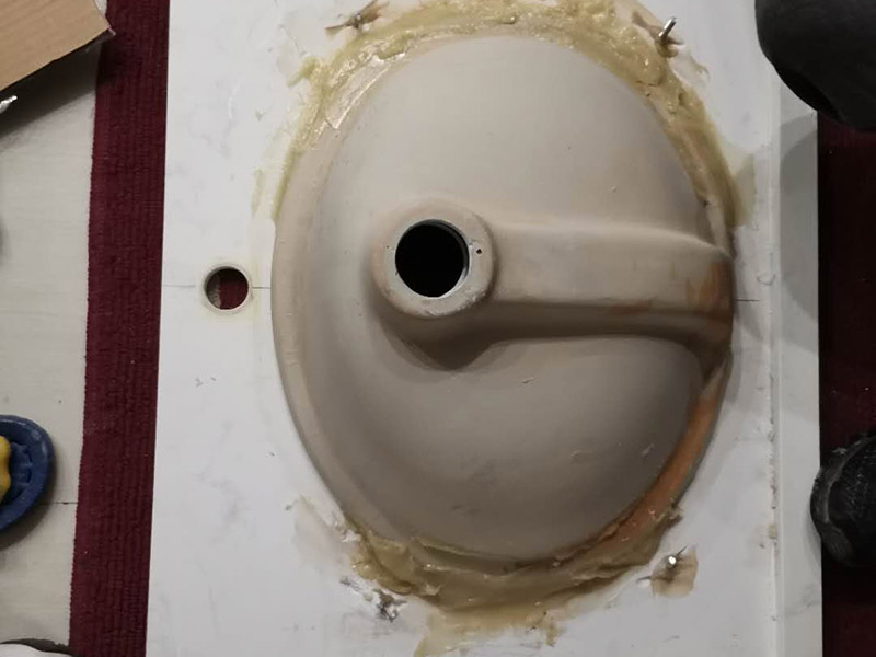 浴室柜安裝：在標注好的位置，用氣鉆打孔先安裝主柜；再安裝洗臉盆，用玻璃膠固定好；再安裝水龍頭，接著就是下水器；安裝鏡子，還有置物架；完成。