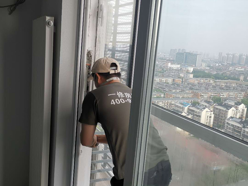 窗戶安裝維修：如果塑鋼窗開關都很困難，甚至有打不開的情況，檢查一下是不是變形了，或者是因為窗框上面的螺絲掉了，如果是螺絲掉了，可以換一個螺絲重新固定。如果塑鋼窗排水不暢，軌道里總是積了很多水，看看排水孔是不是被什么堵塞了，或者是軌道里面有沒有垃圾，將這些地方疏通一下就可以了。塑鋼窗受到臟東西的侵蝕很容易被銹蝕，空了經常擦擦窗框，打掃一下軌道里面的雜物，保持它的干燥光亮，就可以延長它的壽命，用起來也輕松。