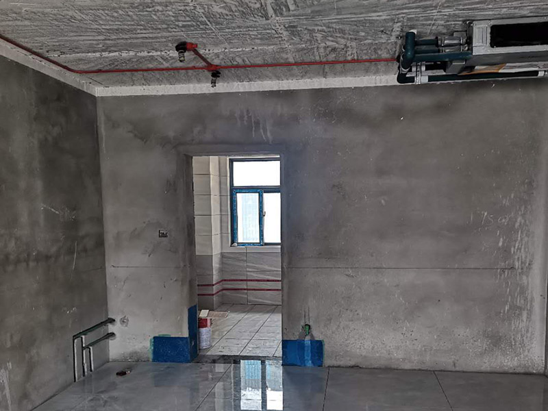 全屋電路走線：一、開槽不能太用力，工人需要按照電路圖的指示，在墻地面相應(yīng)的位置開槽，千萬不能進(jìn)行盲目施工或者隨意開槽埋管，以免破壞承重墻。另外，槽道的轉(zhuǎn)角處要做好圓角處理，以防轉(zhuǎn)角處尖銳的直角刮破穿線管。 二、電線一定要穿管 電線不能直接埋入墻內(nèi)，一定要穿過PVC管，否則就容易老化與損壞，而且后期維修起來也比較困難。也就是說，不把墻體重新鑿開，都無法對電線進(jìn)行更換。 三、一根管內(nèi)電線不能太多一根管道中的電線，不能超過管道橫截面積的40%。一般一根管道內(nèi)可以傳入三根電線，如果電線太多，不僅會影響管道的正常使用壽命，而且還會增加安全隱患。 四、強(qiáng)弱電線要分開 強(qiáng)電的管道不能與弱電的管道位于同一個凹槽內(nèi)。強(qiáng)電線更是不能與弱電線穿進(jìn)同一根管道內(nèi)，否則強(qiáng)電線通電時(shí)產(chǎn)生的電磁波會對弱電信號產(chǎn)生很大的影響。另外，如果強(qiáng)電線管道與弱電線管道相交了，那就需要用鋁箔紙包裹住兩者的相交部分。五、強(qiáng)弱電要分色區(qū)別在電路改造</a>時(shí)，火線、零線和接地線應(yīng)該用不同顏色的電線來表示。一般情況下，火線用紅色或黑色的線表示，零線用綠色或藍(lán)色的線表示，接地線用黃綠相間的雙色線表示。另外，強(qiáng)電和弱電的穿線管也要注意顏色區(qū)分，強(qiáng)電的穿線管通常使用紅色的管子，弱電的穿線管使用綠色或藍(lán)色的管子。 六、管道內(nèi)要無接頭，電線線路需要彎曲或分支時(shí)，一定要使用專門的彎頭和護(hù)套盒進(jìn)行連接。如果電線不夠長，要在護(hù)套盒內(nèi)連接，從而保證穿線管內(nèi)的電線沒有接頭。