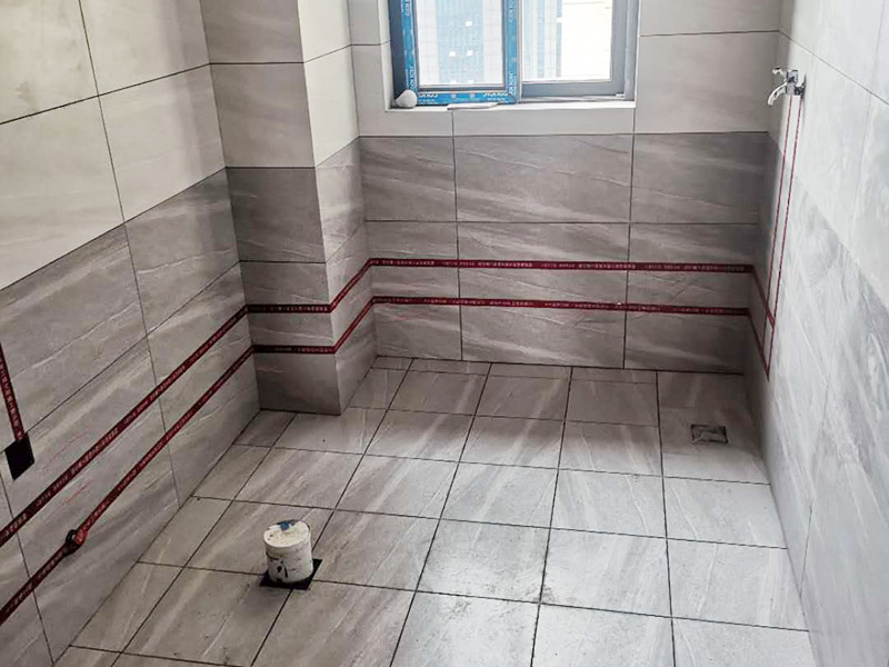 全屋電路走線：一、開槽不能太用力，工人需要按照電路圖的指示，在墻地面相應(yīng)的位置開槽，千萬不能進(jìn)行盲目施工或者隨意開槽埋管，以免破壞承重墻。另外，槽道的轉(zhuǎn)角處要做好圓角處理，以防轉(zhuǎn)角處尖銳的直角刮破穿線管。 二、電線一定要穿管 電線不能直接埋入墻內(nèi)，一定要穿過PVC管，否則就容易老化與損壞，而且后期維修起來也比較困難。也就是說，不把墻體重新鑿開，都無法對電線進(jìn)行更換。 三、一根管內(nèi)電線不能太多一根管道中的電線，不能超過管道橫截面積的40%。一般一根管道內(nèi)可以傳入三根電線，如果電線太多，不僅會影響管道的正常使用壽命，而且還會增加安全隱患。 四、強(qiáng)弱電線要分開 強(qiáng)電的管道不能與弱電的管道位于同一個凹槽內(nèi)。強(qiáng)電線更是不能與弱電線穿進(jìn)同一根管道內(nèi)，否則強(qiáng)電線通電時(shí)產(chǎn)生的電磁波會對弱電信號產(chǎn)生很大的影響。另外，如果強(qiáng)電線管道與弱電線管道相交了，那就需要用鋁箔紙包裹住兩者的相交部分。五、強(qiáng)弱電要分色區(qū)別在電路改造</a>時(shí)，火線、零線和接地線應(yīng)該用不同顏色的電線來表示。一般情況下，火線用紅色或黑色的線表示，零線用綠色或藍(lán)色的線表示，接地線用黃綠相間的雙色線表示。另外，強(qiáng)電和弱電的穿線管也要注意顏色區(qū)分，強(qiáng)電的穿線管通常使用紅色的管子，弱電的穿線管使用綠色或藍(lán)色的管子。 六、管道內(nèi)要無接頭，電線線路需要彎曲或分支時(shí)，一定要使用專門的彎頭和護(hù)套盒進(jìn)行連接。如果電線不夠長，要在護(hù)套盒內(nèi)連接，從而保證穿線管內(nèi)的電線沒有接頭。