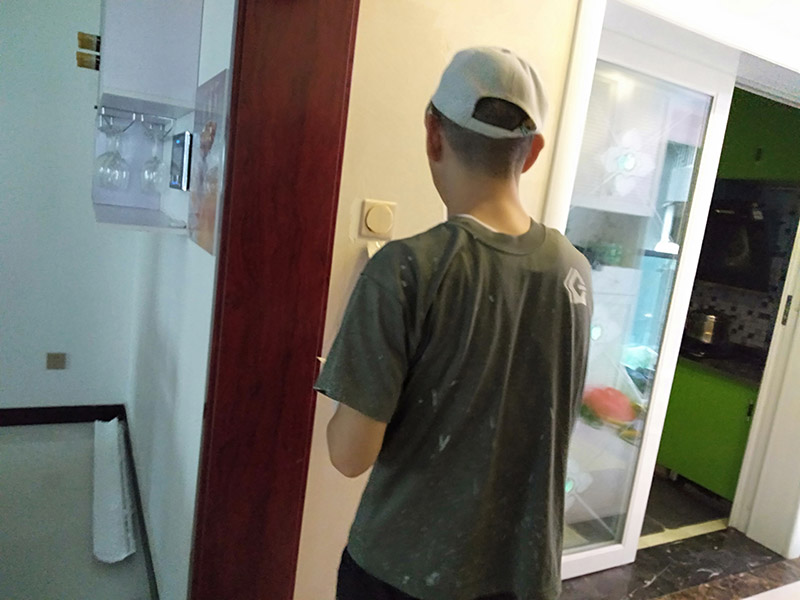 客廳背景墻翻新：電視背景墻五花八門，在選擇的時候一定要看看家里原本的裝修色調是怎樣的，一定要做好色調的搭配，這樣才不會太突兀，不能一味的追求電視背景墻單獨的美感，與整間房間色調和諧才能看著更順眼。 裝修的時候一定要找專業的人員裝修，哪怕只是周圍的一圈茶色的玻璃，如果玻璃膠打不好的話，也是很難看的，而且還有可能過一段時間脫落，所以還是一次性到位的好。