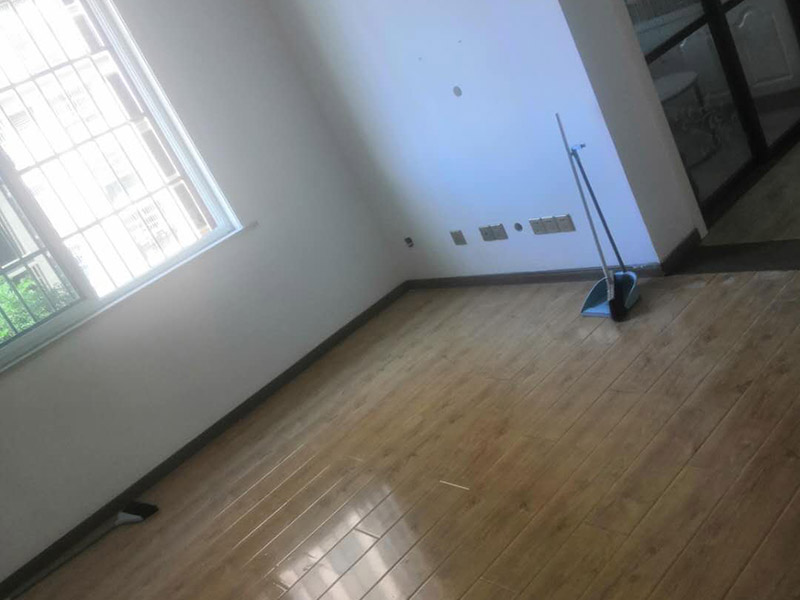 全屋墻面翻新打掃：【基層處理】做基層處理時，一定要涂刷界面劑，其次掛網施工是不可避免的，這樣才能有效使墻面膩子不會開裂，導致墻漆起皮掉粉。 【膩子打磨】每批刮一遍膩子后，一定要做驚喜打磨，且必須用到強光一邊照射一邊進行打磨，保證膩子的細膩性，使膩子平整度更好，這個過程很考驗施工師傅的水平。 【漆膜保護】施工結束后切記不要去觸碰漆膜，這樣很容易導致漆膜破裂，保持正常通風，不能加速干燥。 所有施工完成后就可以進行遮蔽保護材料的撤除了，撤除期間一定要注意搬移物品時不要觸碰到墻面，因為施工結束后7天為漆膜的保養期，這期間一定不能觸碰漆面，保持正常通風，不建議開啟空調加速干燥，如果有玷污,可用濕毛巾輕輕擦洗！