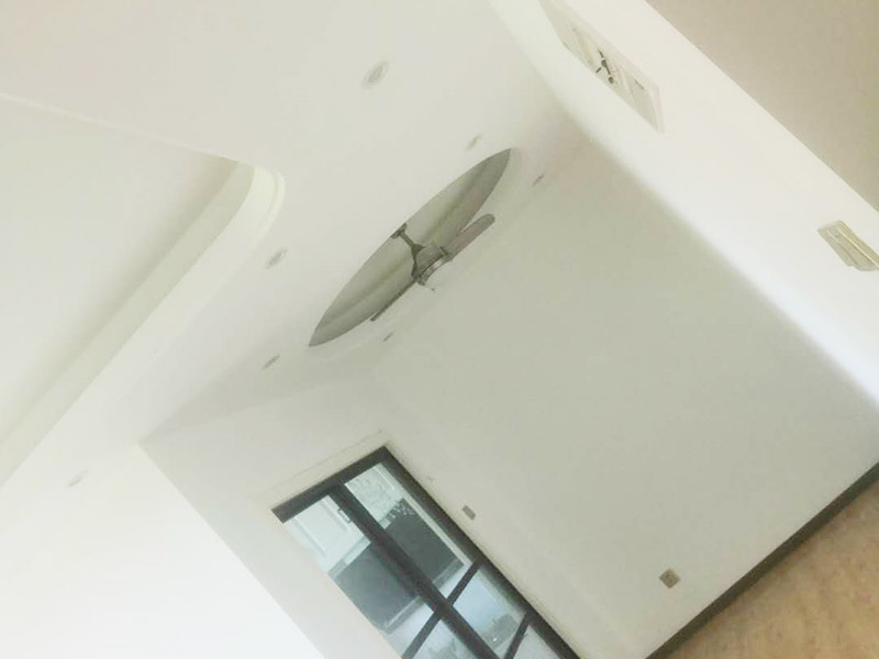 全屋墻面翻新打掃：【基層處理】做基層處理時，一定要涂刷界面劑，其次掛網施工是不可避免的，這樣才能有效使墻面膩子不會開裂，導致墻漆起皮掉粉。 【膩子打磨】每批刮一遍膩子后，一定要做驚喜打磨，且必須用到強光一邊照射一邊進行打磨，保證膩子的細膩性，使膩子平整度更好，這個過程很考驗施工師傅的水平。 【漆膜保護】施工結束后切記不要去觸碰漆膜，這樣很容易導致漆膜破裂，保持正常通風，不能加速干燥。 所有施工完成后就可以進行遮蔽保護材料的撤除了，撤除期間一定要注意搬移物品時不要觸碰到墻面，因為施工結束后7天為漆膜的保養期，這期間一定不能觸碰漆面，保持正常通風，不建議開啟空調加速干燥，如果有玷污,可用濕毛巾輕輕擦洗！