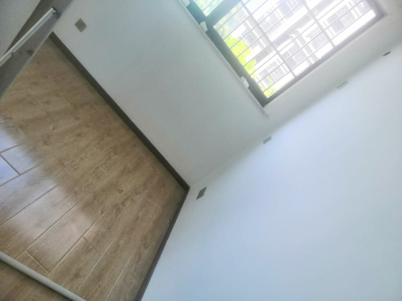 全屋墻面翻新打掃：【基層處理】做基層處理時，一定要涂刷界面劑，其次掛網施工是不可避免的，這樣才能有效使墻面膩子不會開裂，導致墻漆起皮掉粉。 【膩子打磨】每批刮一遍膩子后，一定要做驚喜打磨，且必須用到強光一邊照射一邊進行打磨，保證膩子的細膩性，使膩子平整度更好，這個過程很考驗施工師傅的水平。 【漆膜保護】施工結束后切記不要去觸碰漆膜，這樣很容易導致漆膜破裂，保持正常通風，不能加速干燥。 所有施工完成后就可以進行遮蔽保護材料的撤除了，撤除期間一定要注意搬移物品時不要觸碰到墻面，因為施工結束后7天為漆膜的保養期，這期間一定不能觸碰漆面，保持正常通風，不建議開啟空調加速干燥，如果有玷污,可用濕毛巾輕輕擦洗！