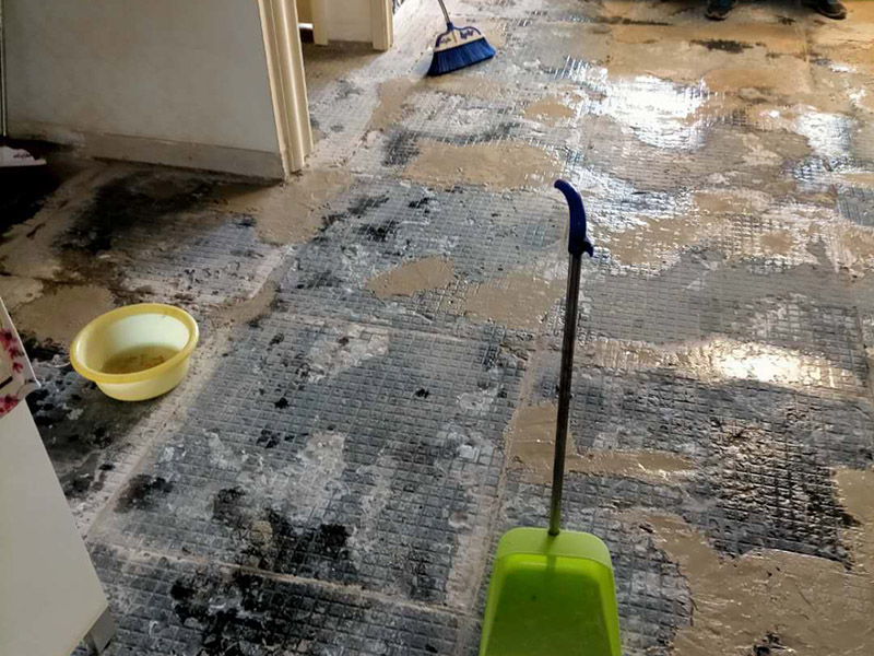 全屋地磚拆除裝修：就要先從撬開大門口的那塊地磚開始，因為那塊磚是有一邊露在外面的，比較容易撬開。再用扁的鑿子一片片的往里撬，如果水泥砂漿做得不是特別牢的話，可以用錘子把扁鑿敲進地磚和水泥地面中間的縫隙里的，那樣就能把地磚整塊的撬起來。如果是地面的中間某一塊瓷磚想換掉就用錘子從正面敲碎地磚，然后將碎渣清理出來。
