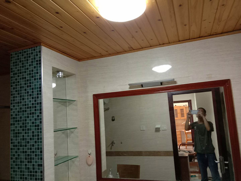 浴室鏡前燈安裝：首先測量掛板兩個孔之間的距離，然后使用電鉆在確定的高度和位置進行鉆孔，以確保墻上孔之間的距離與掛板上的兩個孔之間的距離一致，再用螺釘將掛板固定在墻上；關掉電閘，把預留的鏡前燈用電源線與鏡前燈的驅動線連接；鏡前燈燈體上有螺絲孔，是用來將燈體掛在掛板上的。將燈具的螺孔與吊板上的螺絲扣對齊，然后將其放在掛板上。如果您擔心弄臟燈具，可以戴上干凈的手套進行操作。用螺絲將燈固定在掛板上，固定后請再三確認螺絲已經擰緊，以防止燈具掉落。