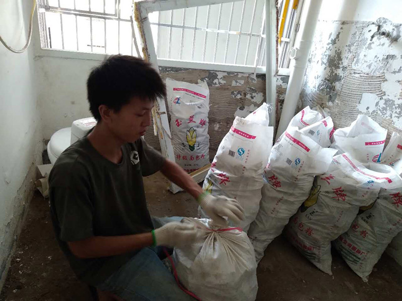 廚房拆除改造方案：如果是舊房改造，就需要首先拆除墻面和地面原有的瓷磚，拆除吊頂，拆除原有的廚具、燈具等；如果是新房想改變原來廚房的格局，也會首先面臨拆墻的任務。 拆除舊廚房是工程中的第一項，將情墻面和地面上原有的瓷磚全部砸掉，不要只砸掉一半或一部分，以免后面在鋪貼時有縫隙。 拆除吊頂、廚具和燈具，需按照一定的流程拆除。如果想要重新將廚房整頓一下，那么就將廚房的一切原有的都拆除掉。