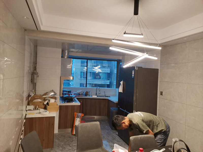 全屋裝修設(shè)計效果：裝修，大致是按照下面這21步完成的：1.前期設(shè)計 -- 2.主體拆改 -- 3.水電改造 -- 4.木工 -- 5.貼磚 -- 6.刷墻面漆 -- 7.熱水器安裝 -- 8.廚衛(wèi)吊頂 -- 9.櫥柜安裝-- 10.煙機灶安裝 -- 11.木門安裝 -- 12.地板安裝 -- 13.鋪貼壁紙 -- 14. 開關(guān)插座安裝 -- 15.燈具安裝 -- 16.五金潔具安裝 -- 17.窗簾桿安裝 -- 18.拓荒保潔 -- 19.家具進場 -- 20.家電安裝 -- 21.家居配飾