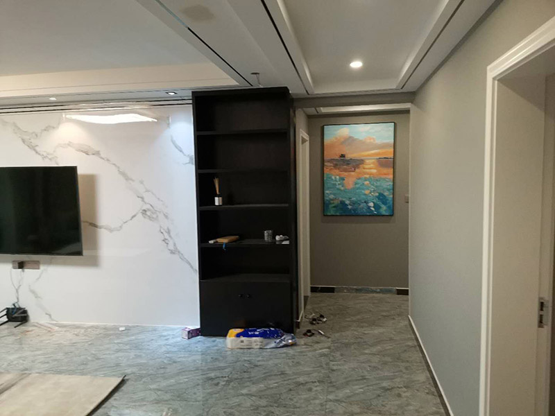 全屋裝修設(shè)計效果：裝修，大致是按照下面這21步完成的：1.前期設(shè)計 -- 2.主體拆改 -- 3.水電改造 -- 4.木工 -- 5.貼磚 -- 6.刷墻面漆 -- 7.熱水器安裝 -- 8.廚衛(wèi)吊頂 -- 9.櫥柜安裝-- 10.煙機灶安裝 -- 11.木門安裝 -- 12.地板安裝 -- 13.鋪貼壁紙 -- 14. 開關(guān)插座安裝 -- 15.燈具安裝 -- 16.五金潔具安裝 -- 17.窗簾桿安裝 -- 18.拓荒保潔 -- 19.家具進場 -- 20.家電安裝 -- 21.家居配飾