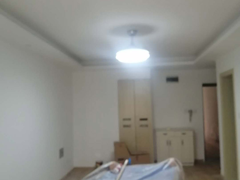 墻面維修翻新:首先在做翻新的時候一定要把之前的墻面給處理干凈，粉化嚴重的一定要鏟除干凈。由于之前的墻面有刷過油漆和乳膠漆，所在做完鏟除后一定要做打磨處理，將原來墻體上的結實的表皮及浮沉全部清理掉，如果說墻體出現小部分的凹陷以及裂縫的話可以用膩子稍微填補一下。清理干凈的墻面一定要刷一道底漆，墻面底漆的主要作用就是抗堿防潮、封固基材、保護面漆、提高面漆的質量以及遮蓋力。尤其是對老房子進行翻新的時候底漆是特別的重要，如果說是直接的上面漆的話墻面就很容易起泡發霉，時間不久后就會再一次出現脫落現象，不能重蹈覆轍。 在修補的過程中要是沒有做到全面，并且上漆過程已經做了的話那就會顯得相當的麻煩，上漆工程完成后的話再對沒有修補到的地方進行修補的話就會很難達到預想效果，最大的問題就是會導致色差的問題，所以在修補的時候一定要做到仔細、全面，不要為后面的工程造成負擔。