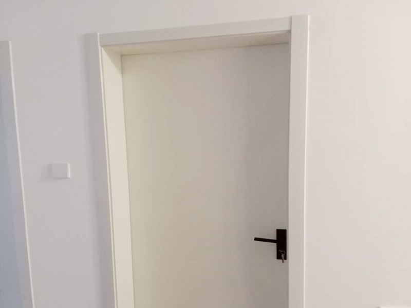 臥室套裝門安裝：到工地后，先清理干凈門洞及安裝現場，測量好門洞尺寸，再心中計劃好安裝方式，把門扇尺寸測量好，門頂板一般比實際門洞尺寸長20-50 mm、裝門空隙6-8mm，用門頂板以門扇現場尺寸一邊釘2顆釘，把門框固定，把門洞的上下對角也用手唑打平。門框左右兩邊各釘四片拉片，把門框放入門洞內，頂板中間前后各釘2片拉片。把門框放入門洞中央，兩邊分均勻，并用木屑把兩邊門框跟門洞之間的空隙，把合頁裝上門扇，注意好門扇與門框的平整度（留好線條位置），把門扇裝在固定的門框上，關好門，試好能否開關自如，門頂板是否合適，另一邊板上下是否合線，用木屑墊平門框，全部固定再試好門扇是否關開自如。