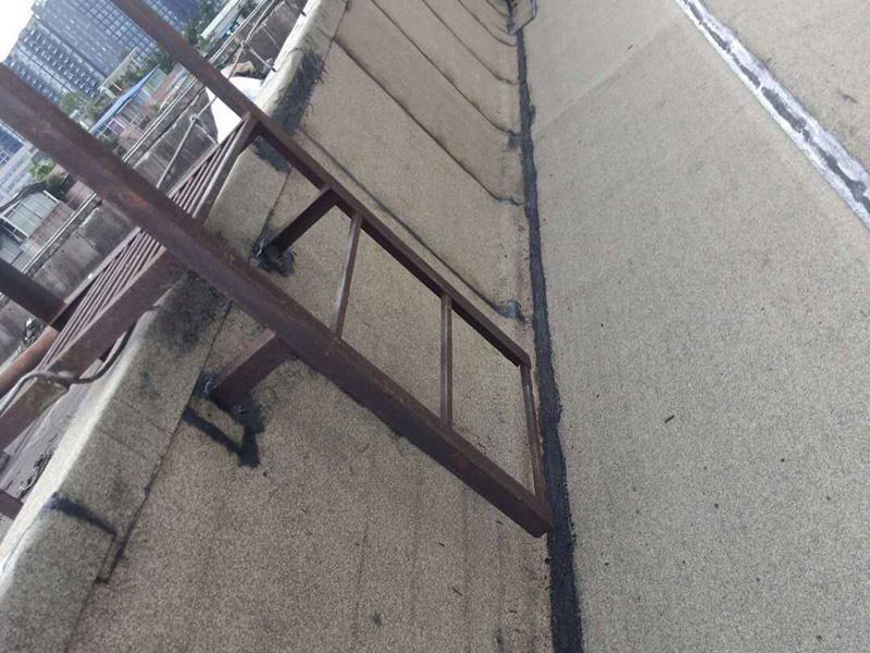 廠房屋頂防水處理：首先，用水泥砂漿找平，同時做好防水層和保護層，然后，檢查基層處理并進行清理，要求不能有任何雜質，且屋面必須保持干燥，否則會直接影響防水效果，最后，根據當天的施工量配置相應的瀝青，并參照從高到低、從遠到近的順序，開始鋪貼屋面防水卷材。