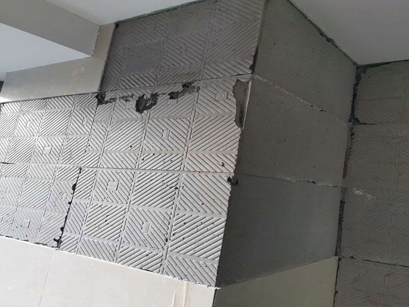 瓷磚空鼓維修鋪貼：首先，先使用空鼓錘敲擊墻面確認空鼓范圍。如果敲擊的聲音比較沉悶的話，說明鋪貼比較實也比較牢固。反之，發(fā)出“咚咚”清脆的聲響的話，說明瓷磚存在空鼓。然后在開孔處注射瓷磚空鼓修復膠。如有溢出的膠水盡量在干固之前用濕抹布擦掉，如填縫處有膠水滲出是因為原有的填縫劑密度不夠，可重新涂抹一層密度較大的填縫劑。最后使用填縫劑填補孔位，擦掉多余的填縫劑。