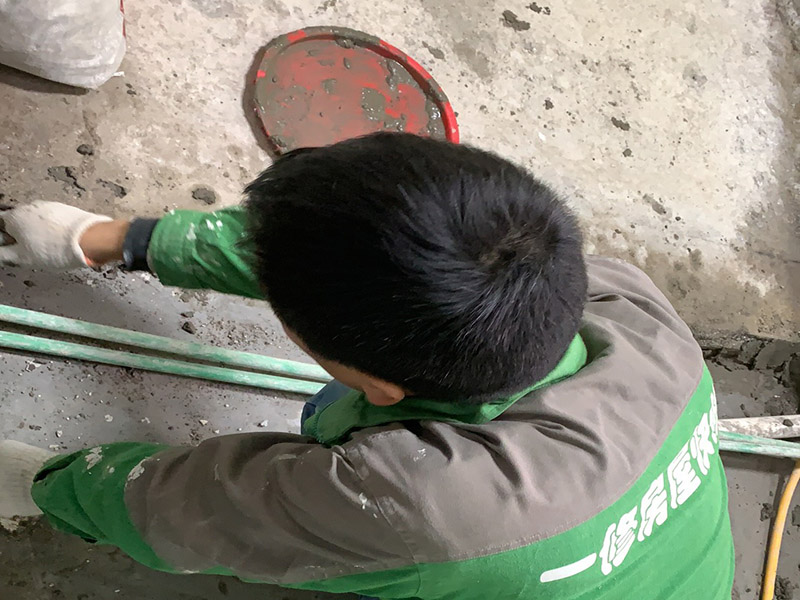 衛生間水管安裝：開始按線槽排給水管，彎頭的地方用熱容器對接，給水管長的用剪管鉗剪掉，冷熱管對接的時候注意距離，安裝好后用泥漿把它縫好。
