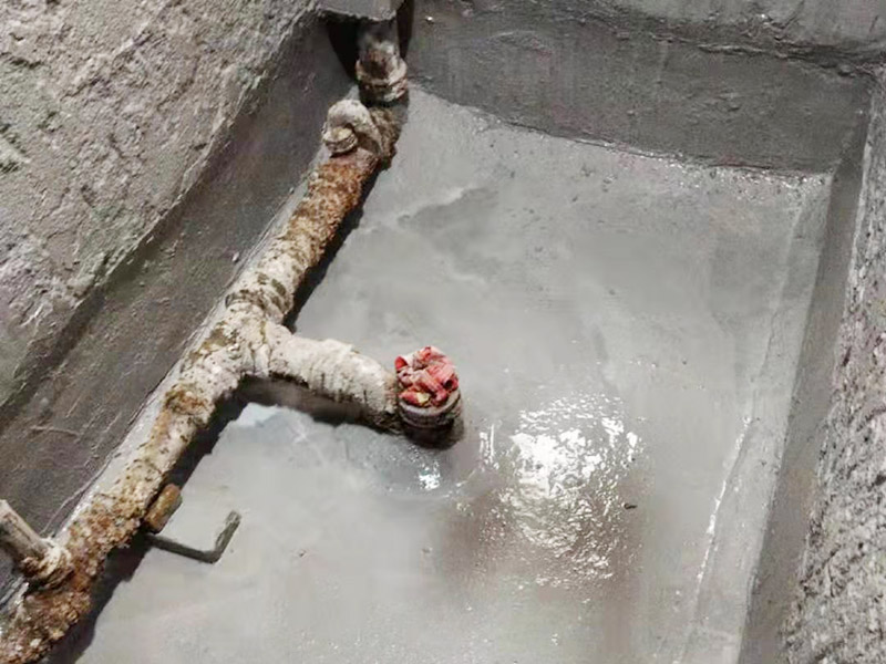 舊廁所拆除裝修：首先，拆除瓷磚時要用電，而電是從客廳臨時拉的，為了避免在施工過程中發生觸電的現象，將電拉進衛生間內。其次，舊房改造拆除瓷磚時可以用沖擊電鉆，這種工具方便快捷，可自由更換。但在使用前應檢查其是否靈活，可以通過空轉一分鐘的方法進行檢驗。用完之后及時進行清理。 磚應從下至上進行，在施工過程中對地面及時進行處理，以免因垃圾過多從而影響后面的工作。同時要處理好房內的防水層。拆除插座與水龍頭附近的瓷磚時應小心，以免損壞水電設備。為了加快房屋翻新的進度，在拆完衛生間瓷磚后應立即將現場的雜物處理干凈。