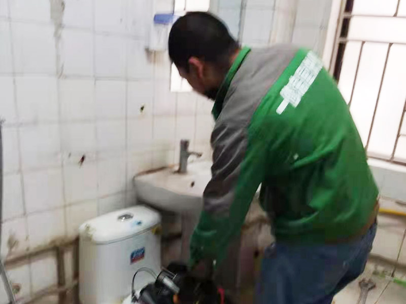 舊廁所拆除裝修：首先，拆除瓷磚時要用電，而電是從客廳臨時拉的，為了避免在施工過程中發生觸電的現象，將電拉進衛生間內。其次，舊房改造拆除瓷磚時可以用沖擊電鉆，這種工具方便快捷，可自由更換。但在使用前應檢查其是否靈活，可以通過空轉一分鐘的方法進行檢驗。用完之后及時進行清理。 磚應從下至上進行，在施工過程中對地面及時進行處理，以免因垃圾過多從而影響后面的工作。同時要處理好房內的防水層。拆除插座與水龍頭附近的瓷磚時應小心，以免損壞水電設備。為了加快房屋翻新的進度，在拆完衛生間瓷磚后應立即將現場的雜物處理干凈。