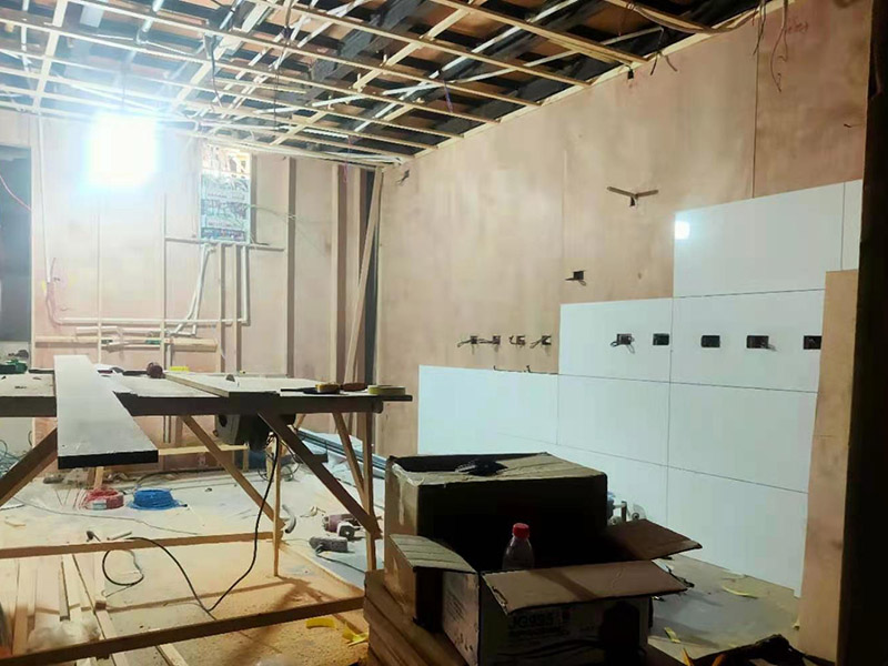 門店木工施工現場:首先應該搭建木作施工臺。木作施工臺用于板材的切割板，板材的造型，板材的平整度處理等等。門窗的制作包括門窗套制作、門窗制作。要特別注意門窗扇與框之間的縫隙不能太大，以及門窗套與門窗的色差等。木作表層封裝木制品制作完成后，對其表面進行細節封裝。木作表層封裝通常就要用到各種各樣的家裝板材，特別注意板材的選購。