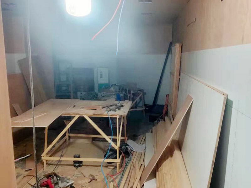 門店木工施工現場:首先應該搭建木作施工臺。木作施工臺用于板材的切割板，板材的造型，板材的平整度處理等等。門窗的制作包括門窗套制作、門窗制作。要特別注意門窗扇與框之間的縫隙不能太大，以及門窗套與門窗的色差等。木作表層封裝木制品制作完成后，對其表面進行細節封裝。木作表層封裝通常就要用到各種各樣的家裝板材，特別注意板材的選購。