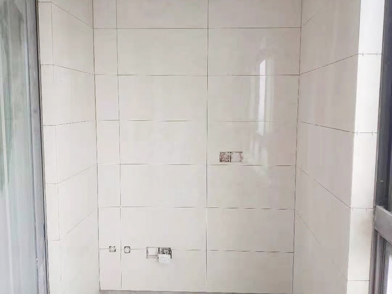 全屋裝修翻新：基層施工 在墻面翻新前,需要先將舊漆面鏟除干凈,之后在進(jìn)行打磨,將墻面的浮沉雜物都清理干凈。成品保護(hù) 基層做完后,需要將施工區(qū)域的家具物件移除,避免在翻新過程中,使家具受到損傷。在刮膩?zhàn)又埃扔贸咦訖z測一下墻面的平整度。在施工時(shí)，對(duì)不平整的地方進(jìn)行多次涂刮，修補(bǔ)好不平整的區(qū)域。一般膩?zhàn)庸蝺杀榧纯桑看文佔(zhàn)庸瓮旰笠M(jìn)行打磨，可以讓墻面更加光滑。膩?zhàn)痈赏负螅賹?duì)墻面進(jìn)行油漆涂刷。底漆要先刷，施工力度要均勻，這樣漆膜厚度也相對(duì)一致，然后開始面漆施工。一定要讓漆面自然干透。
