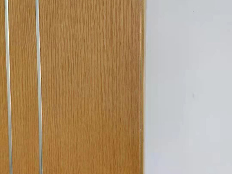 衣柜木門修補翻新:將破損的洞清理干凈，用砂紙打磨一下除去污垢，將膩子和好填緊空洞內,等膩子干后用砂紙打磨光滑，或者速干膠干透的木渣也是打磨光滑，除去灰塵，使用修補膏或者油漆對修補平整光滑的膩子上調色還原成與周圍一樣的色彩，用吹風機快速吹干油漆。