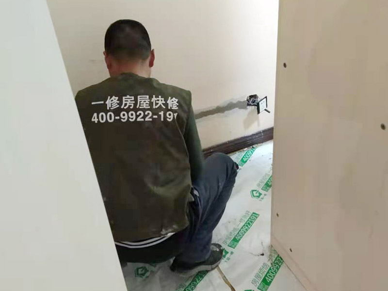 踢腳線和墻面之間出現裂縫，專業工人如何做踢腳線維修
