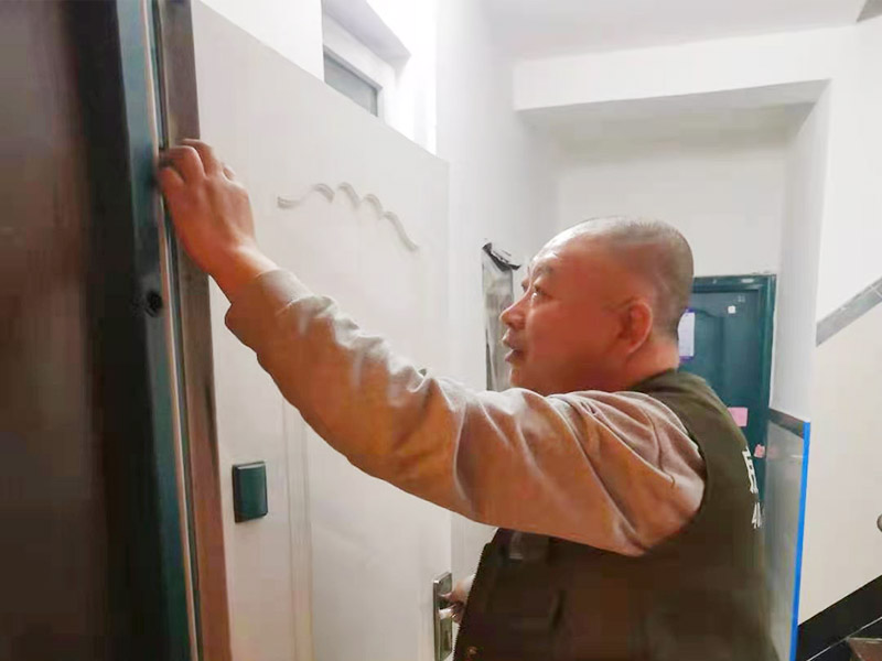 塑鋼門窗維修安裝中，經常遇見鋁型材表面防護膜有殘留怎么辦