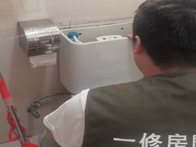 局部拆除維修：榻榻米的安裝是一個很講究工藝且相對較為復雜的過程，沒有專業(yè)人士的輔助，是根本裝不上的。只能安裝在固定的地方，所以后期如果有空間需要重新規(guī)劃只能拆除它，拆除時榻榻米可能就不能保證不損壞。