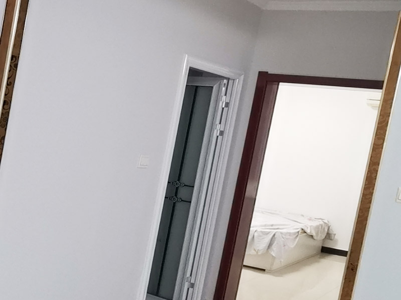 墻面空鼓掉皮維修：首先將空鼓部分敲掉，將涂料層除去，對(duì)墻面作找平處理，然后使用石膏基防霉耐水批土做墻面滿批后再刷一底二面的漆就可以了。重新進(jìn)行墻面粉刷，粉刷時(shí)需要注意，需要在粉刷前一天將墻面濕潤(rùn)。