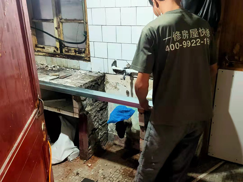 整體櫥柜維修知識知多少|(zhì)整體櫥柜維修應(yīng)該找誰，哪些是能免費(fèi)處理的