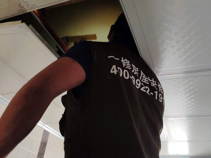 衛生間天花板維修該找誰，武漢維修公司如何維修天花板