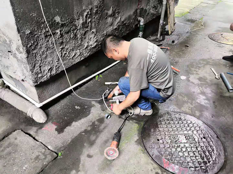 請成都水電維修公司上門處理，老舊水管